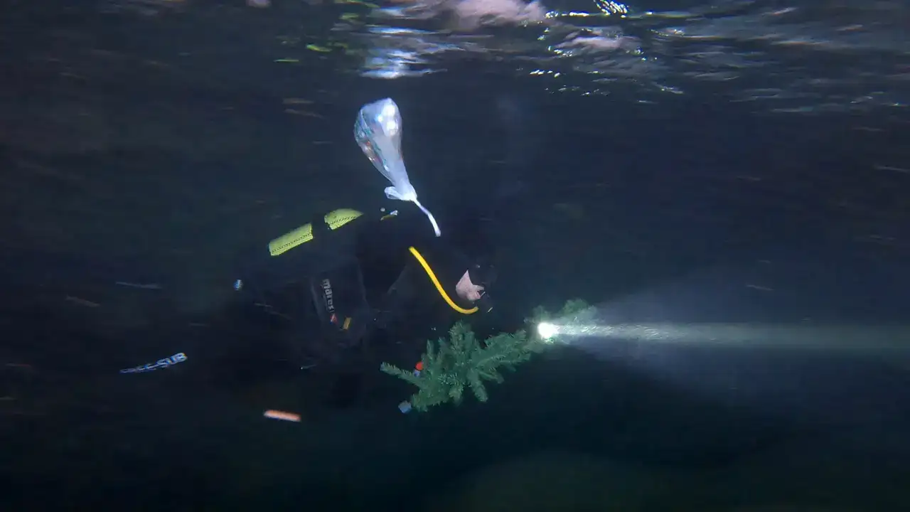 Antalya'da Dalgıçlar 2026'ya Su Altı Mağarasında Girdi! 3